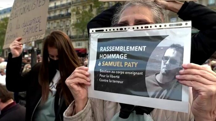 フランスで行われた中学校の歴史教師 サミュエル・パティさんの追悼集会