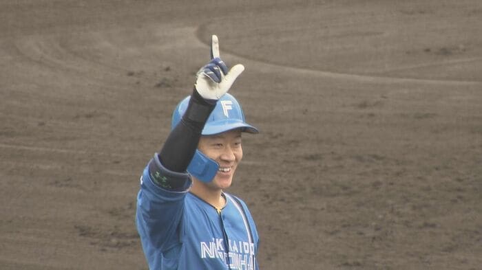 スリーベースヒットを放ち「DOMIれ！」ポーズを決める矢澤選手