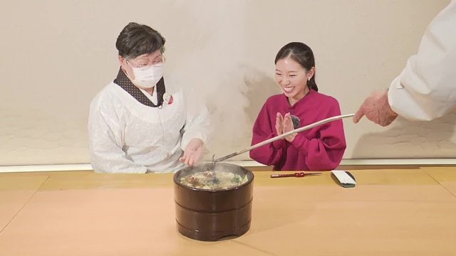 1000℃に熱した石を投入! 楽山名物「かくれんぼ鍋」