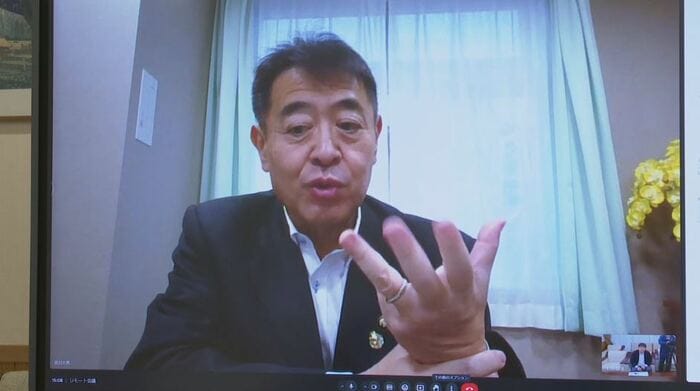 リモート取材に応じる佐久市・柳田清二市長