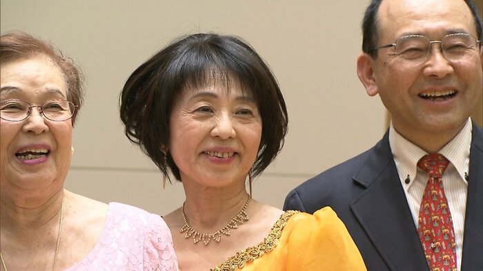 終演後に母親(左端)と記念写真