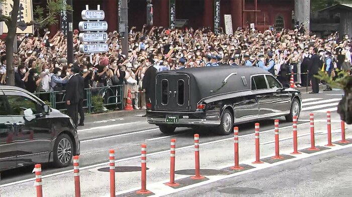 安倍元首相の出棺には、多くの一般弔問客の姿があった(東京・増上寺 7月12日)