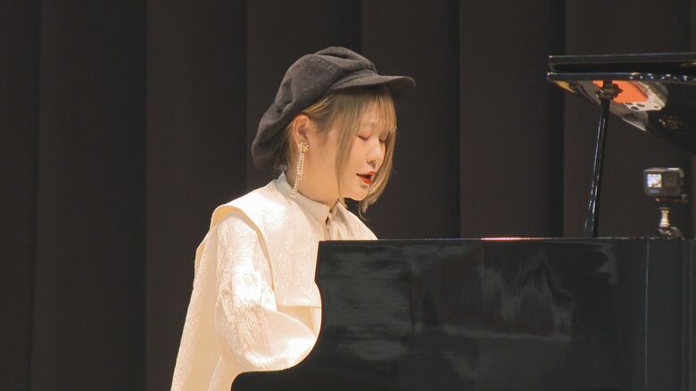 人気ユーチューバーのハラミちゃんがサプライズ演奏　岡山市の大学卒業式に登場【岡山】｜FNNプライムオンライン