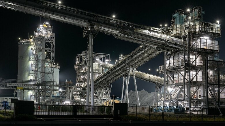 光と煙の向こうに異世界を感じる。無機質な建物がきらめく「工場夜景」の魅力【夜景マニアが贈る至極の眺望】｜FNNプライムオンライン