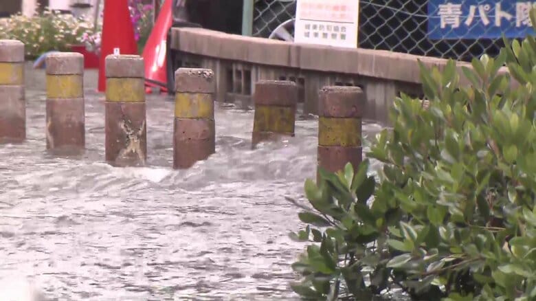 「料理もできないしお風呂も入れない」水道管が破裂し道路冠水　近隣の小学校は予定していた授業を急きょ中止に　大阪市城東区｜FNNプライムオンライン