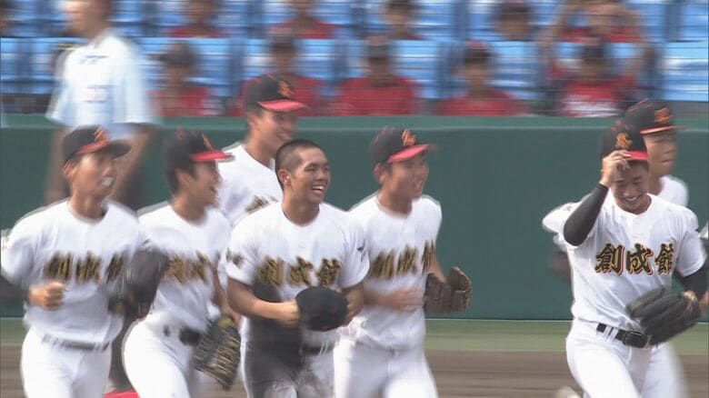 念願の甲子園2勝目！創成館が「守り勝つ野球」で強豪・神村学園に競り勝ち3回戦へ｜FNNプライムオンライン
