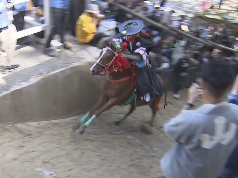 “ムチの使用”もやめて安全対策を強化…多度大社で「上げ馬神事」10頭が坂に挑み9頭が無事に駆け上がる｜FNNプライムオンライン