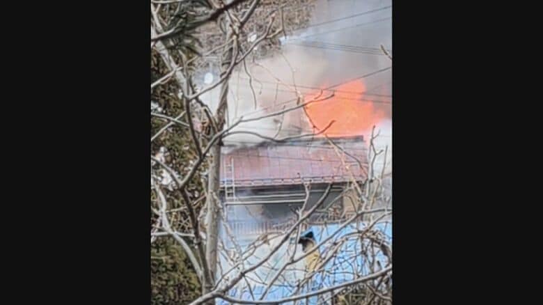 噴き出す炎　住宅を焼く　一人暮らしの80代男性は逃げて無事　長野・山ノ内町｜FNNプライムオンライン