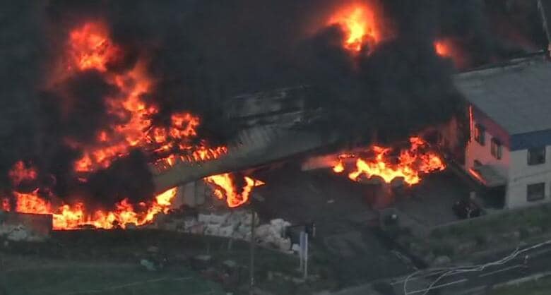 【速報】「建物から黒煙が出ています」　奈良の廃プラスチック工場で火事　現在消火中　けが人なし　鎮圧のめど立たず｜FNNプライムオンライン