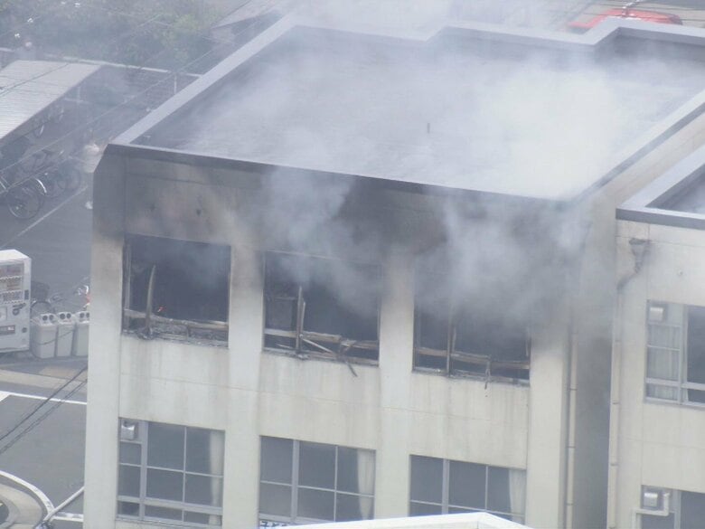 火の気は「一切ない」中学校の校舎3階から出火 2年生の男子生徒が救急搬送 約230人が校庭に避難｜FNNプライムオンライン