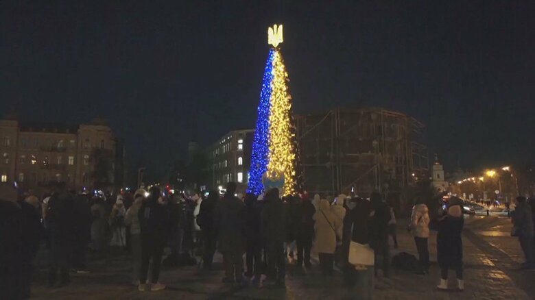 “戦時”ウクライナ首都・キーウのクリスマスツリーは国旗カラーに点灯 例年より小さめ、電力は発電機で｜FNNプライムオンライン