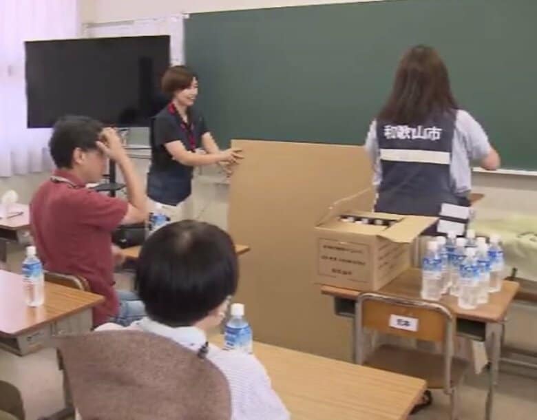 津波警報で避難所開設　市民が続々避難　ミネラルウォーター配布も不安の声 「今後どうなるのか？」和歌山｜FNNプライムオンライン