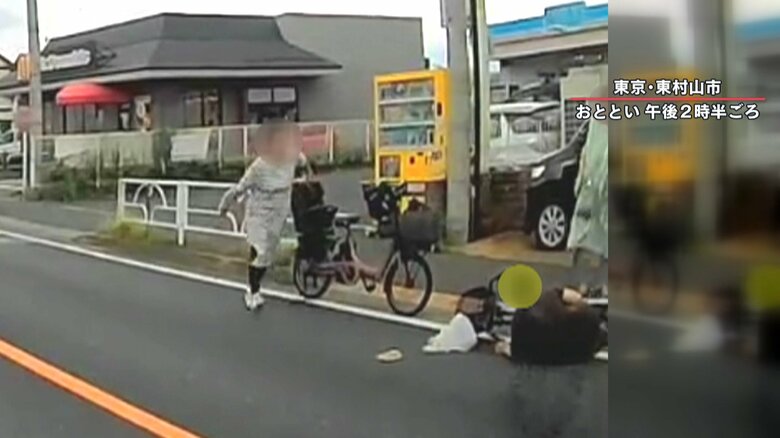 自転車に乗った女性が救助に向かう