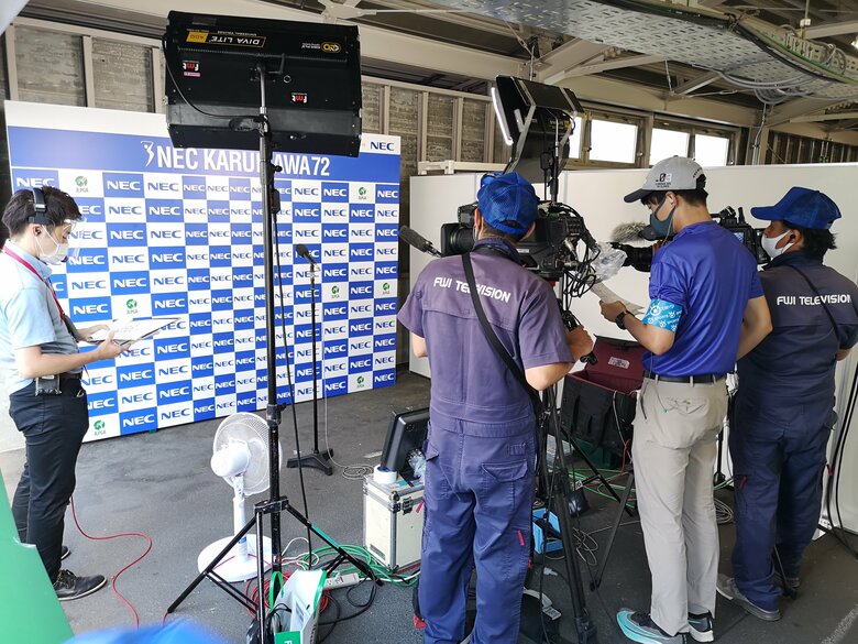 インタビューブース　マイクは据え置きで距離を確保