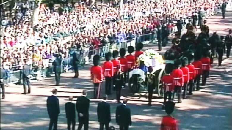 ダイアナ妃の棺の後ろを歩くチャールズ皇太子と二人の息子