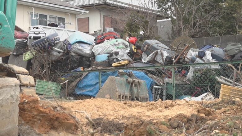 道路拡張工事の先に積み上げられた大量の物品