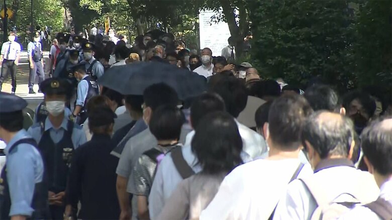 一般献花に4時間以上並ぶ人も