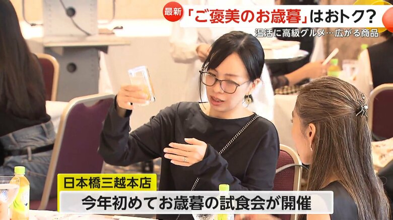 美味しそうな商品に目移りしながら試食を楽しむお客さんたち