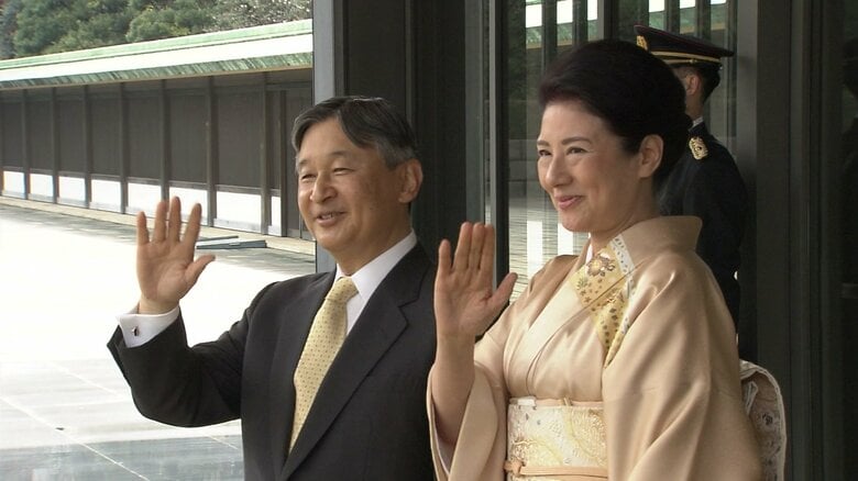 車寄せでビラ皇太子夫妻を見送られる両陛下（皇居・宮殿）