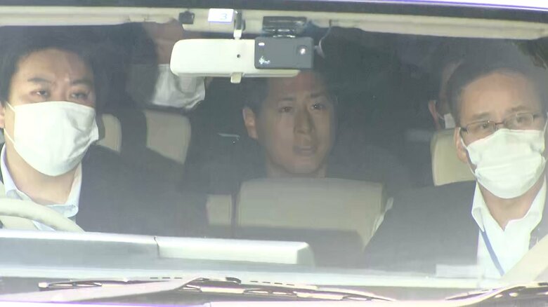 笑顔で警視庁に入るつばさの党幹事長の根本良輔容疑者　5月17日