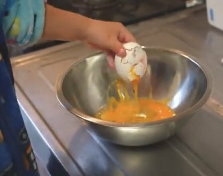 卵割りにも挑戦したが…