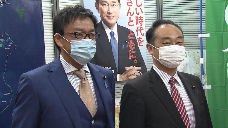 堀井氏と話す「日本を明るくする会」宮澤博行議員(19日)