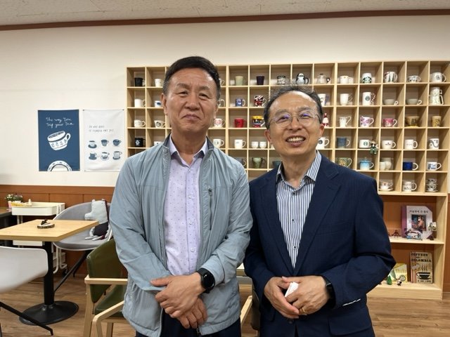 キム・セヨプ校長（左）とホン・ヨンテク教頭