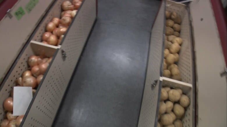 潜水艦「とうりゅう」艦内・食堂の椅子の下に保管されたジャガイモやタマネギ