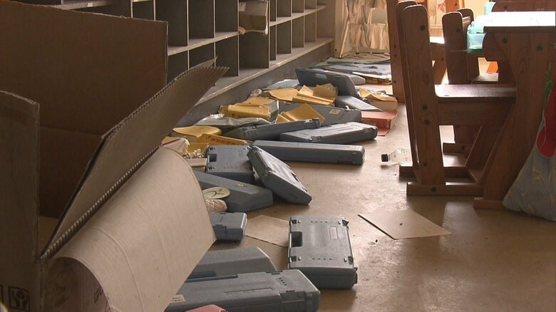熊町小学校の教室には、児童たちの私物がそのまま残っている