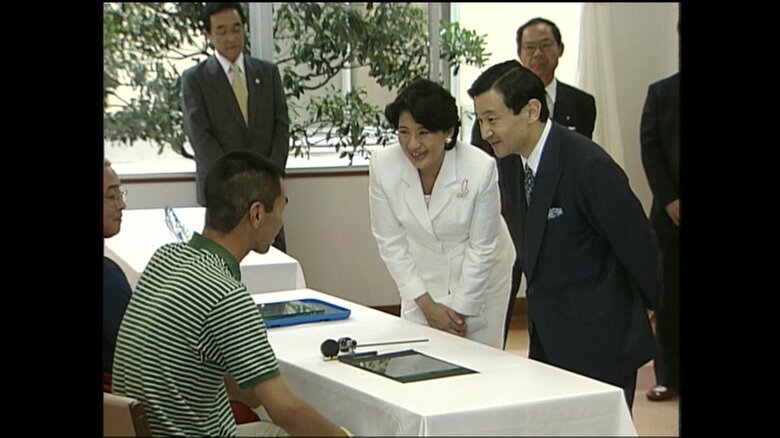 ガラスカットの作業をしている入所者と懇談されるご夫妻