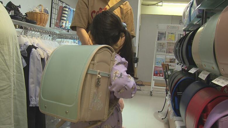 軽いランドセルを選ぶ親子