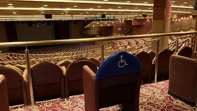 シアターには車いす席も完備