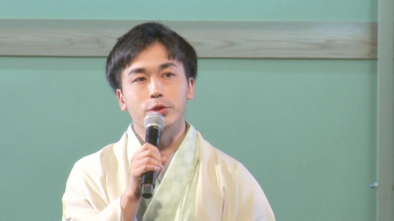 観光する「余裕なんかない」と話し笑いを誘った菅井八段