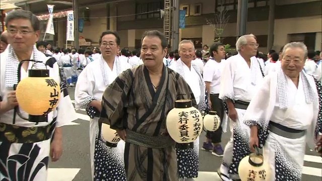 故郷の祭りに参加する西田さん