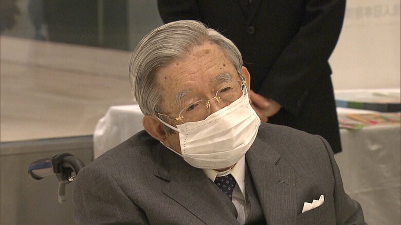 「第41回肢体不自由児・者の美術展／デジタル写真展」を鑑賞された常陸宮さま（2022年12月）