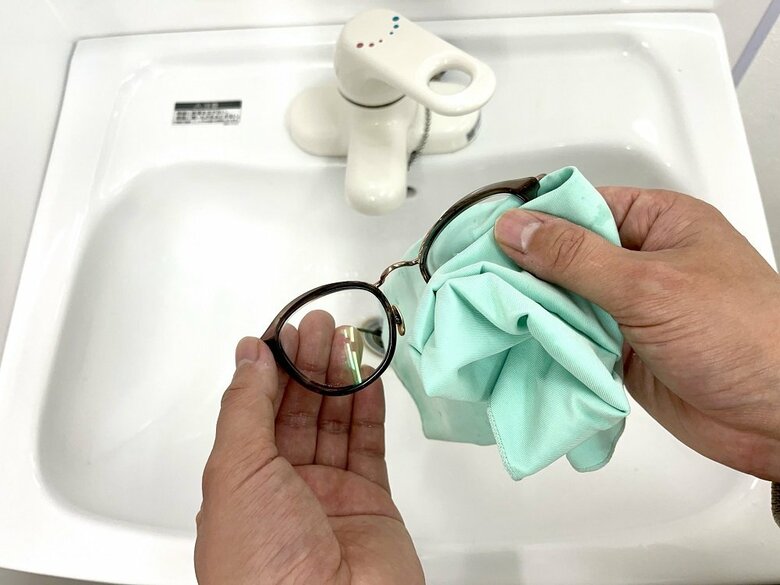 通常時のメガネのお手入れ方法（4）メガネクロスでふく（提供：坂田頼彦店主）