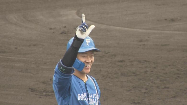 スリーベースヒットを放ち「DOMIれ！」ポーズを決める矢澤選手