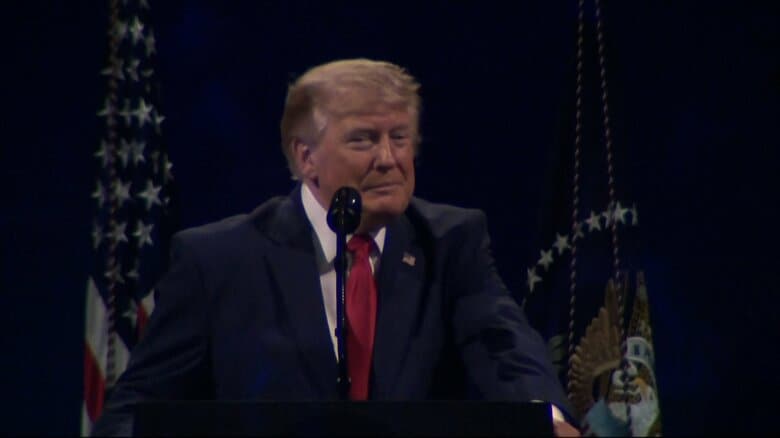 4日夜、国民に向けて演説を行ったトランプ大統領（ワシントン）