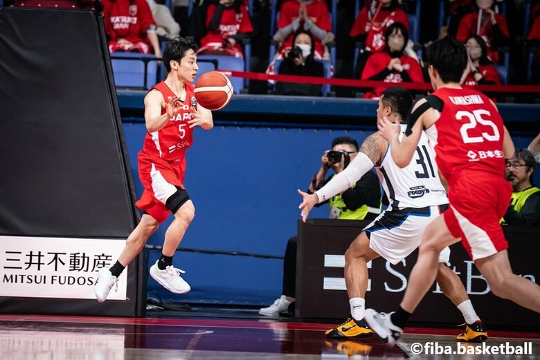 試合に臨む河村勇輝（22日、東京・有明コロシアム）