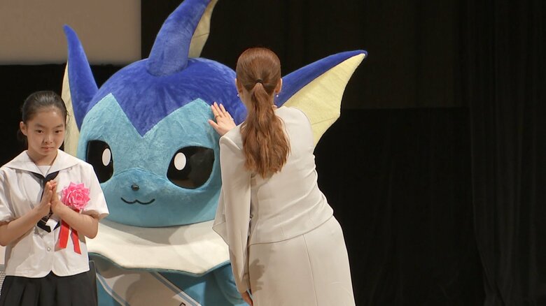 応援大使の「シャワーズ」をなでられる場面も