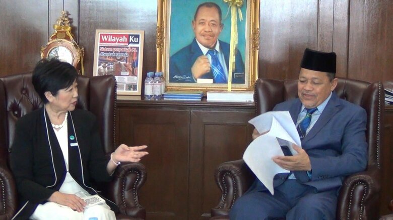 シャヒダン・カッシム連邦直轄領大臣と会談する小池知事（1日）