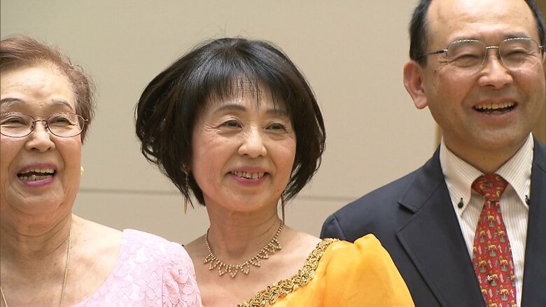 終演後に母親（左端）と記念写真