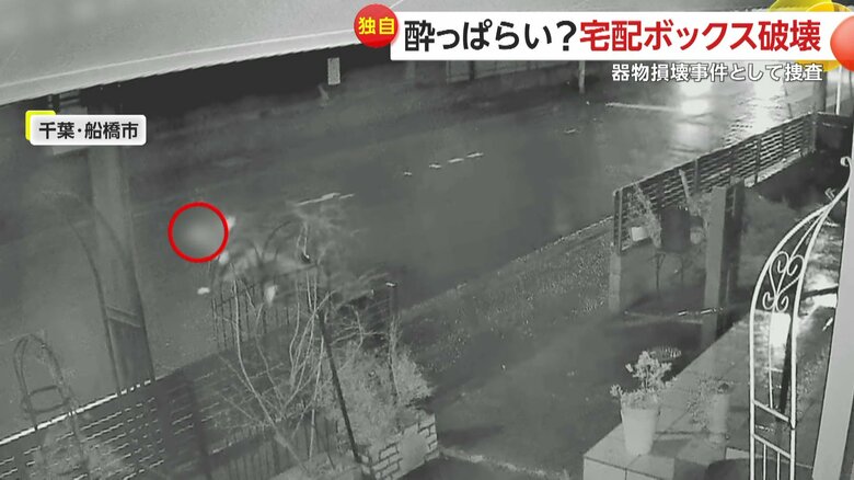 すぐに起き上がると再び玄関へと近づいていった不審な人物