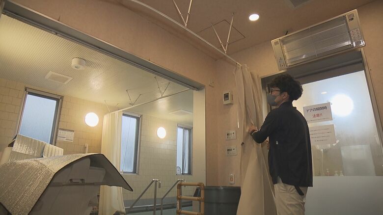 脱衣所のカーテンを開けて浴室との温度差を減らす