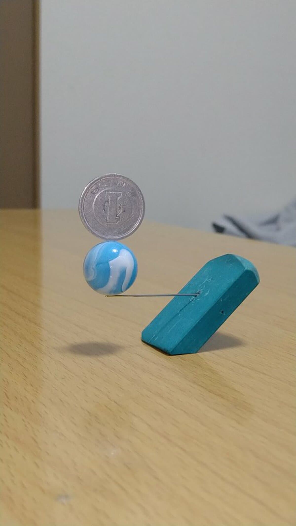 1円玉とビー玉が針の上で…“現実逃避”で作ったバランスアートが話題! 投稿者の他の作品もスゴい｜FNNプライムオンライン