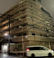 【速報】マンションの一室で高齢男性が血を流し死亡　上半身に刺し傷か…玄関は施錠もベランダ窓は開放状態で発見　大阪・東淀川区