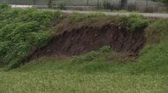 大雨で道路に土砂が堆積　国道156号が一部通行止めに　南砺市の避難指示は解除、一時6人が身を寄せる