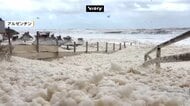 ビーチ一面に漂う“謎の白い泡”…正体は海中のプランクトン！　荒波にもまれ発生　砂浜が“雪化粧”状態に　アルゼンチン