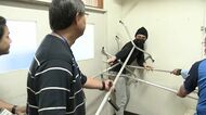 小学校に刃物をもった不審者が『子どもを守る！』対応訓練…不審な男が校内徘徊の想定～教師たちが“さすまた”で取り押さえ→児童の避難の流れ確認〈警察官が児童たちに身を守る方法の呼びかけ〉北海道江別市