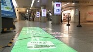 地下鉄の混雑 AIで緩和へ　床の表示で乗客を誘導
